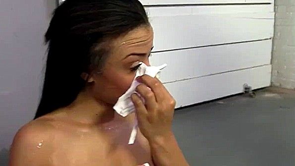 Чернокожая сучка пробуется ебаться с парнями