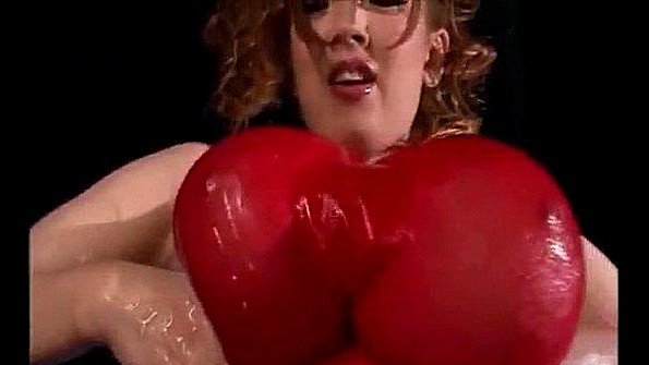 Пышногрудая японка блещет в развратной сборке