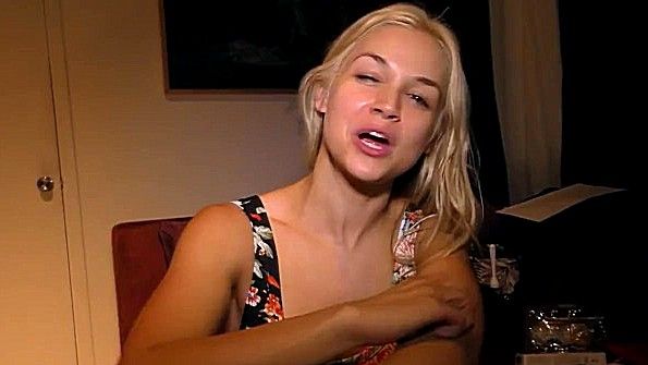 Хуй из дырки в стене затрахал шлюшку в задницу