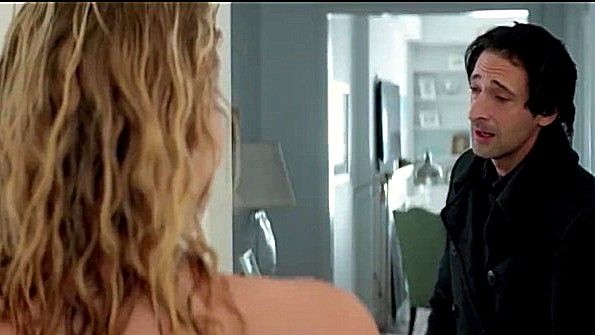 Соблазнительная Yvonne Strahovski в эротической сцене