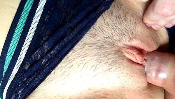 Трахает чужую жену в презервативе крупным планом