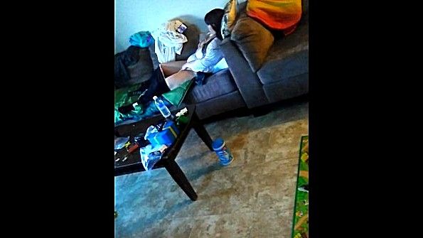 Подсматривание за мастурбирующей любительницей на диване