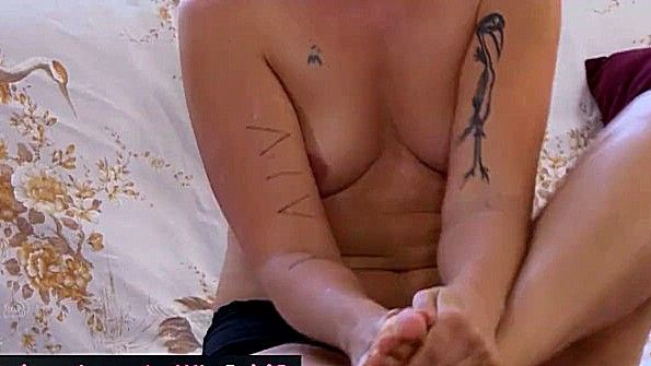 Приласкала свои ножки и стала активно дрочить пизду