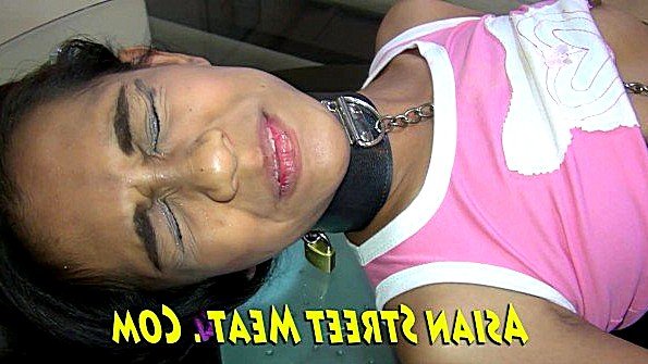 Тайка в развратных чулках практикует крутой трах