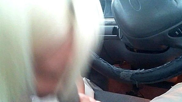 Дрочит хуй водителя и отсасывает тот в машине