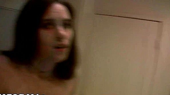 Кокетливая домработница трахается раком и сосет хуй