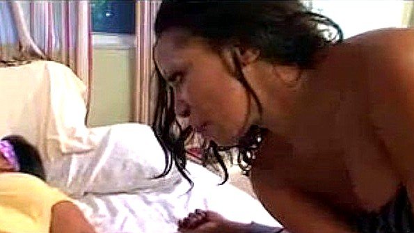 Мать и дочь вместе терзают хуй чувака в постели