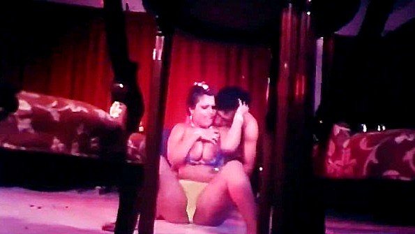 Грудастая индианка шалит со своим ухажером