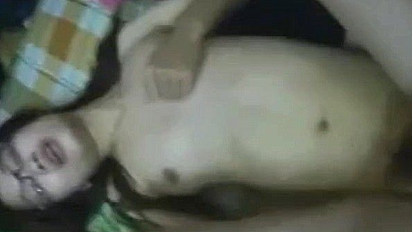 Трахает небритую пизду подруги и кончает туда