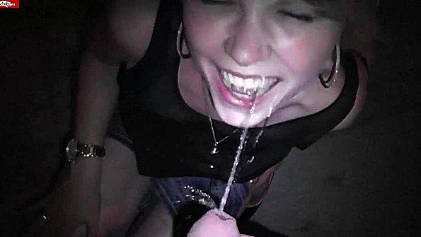 Трахает шлюшку и ссыт на нее мочу со спермой