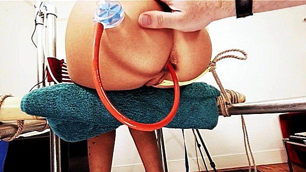 Прочищает жопу бабенке и доставляет ей кайф