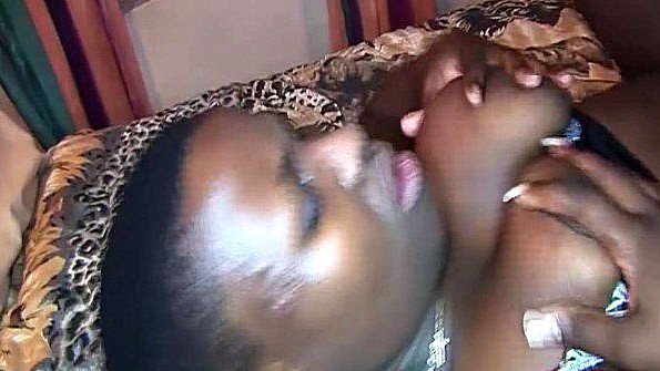 Мужик успешно раскрутил на трах сиськастую африканку
