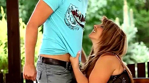 Рисует бабенку и готовится ей вылизать пизду на столе