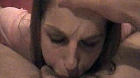 Жена глубоко отсасывает хуй своего любимого мужа